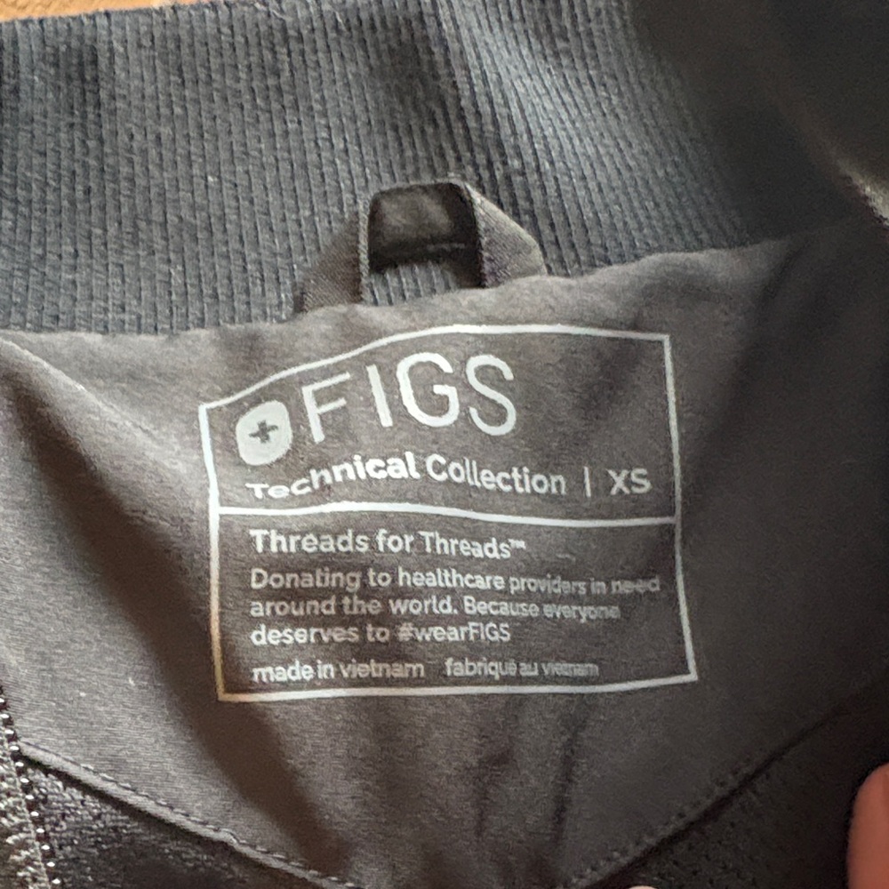 Figs Sydney Performance Black Bomber Jacket - Picture 4 of 16